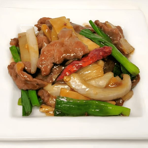 Double Happy's beef with mixed vegetables, including onions, green onions, and red chili.